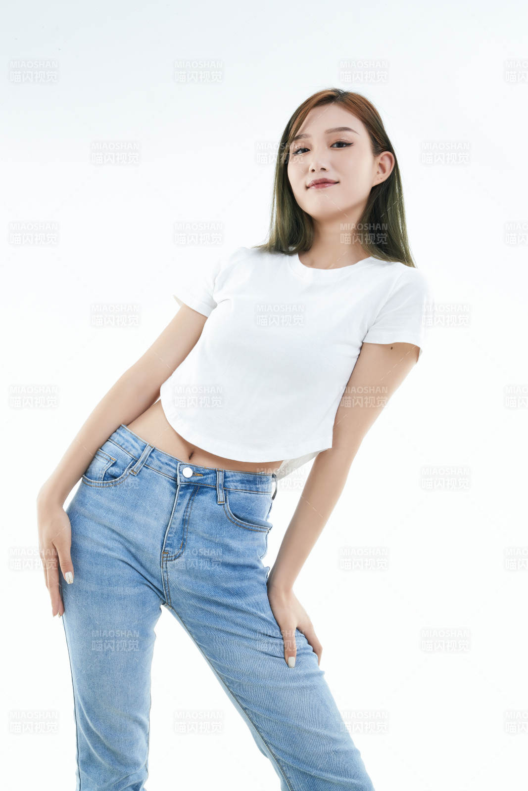 白色背景下的可愛活潑亞洲少女