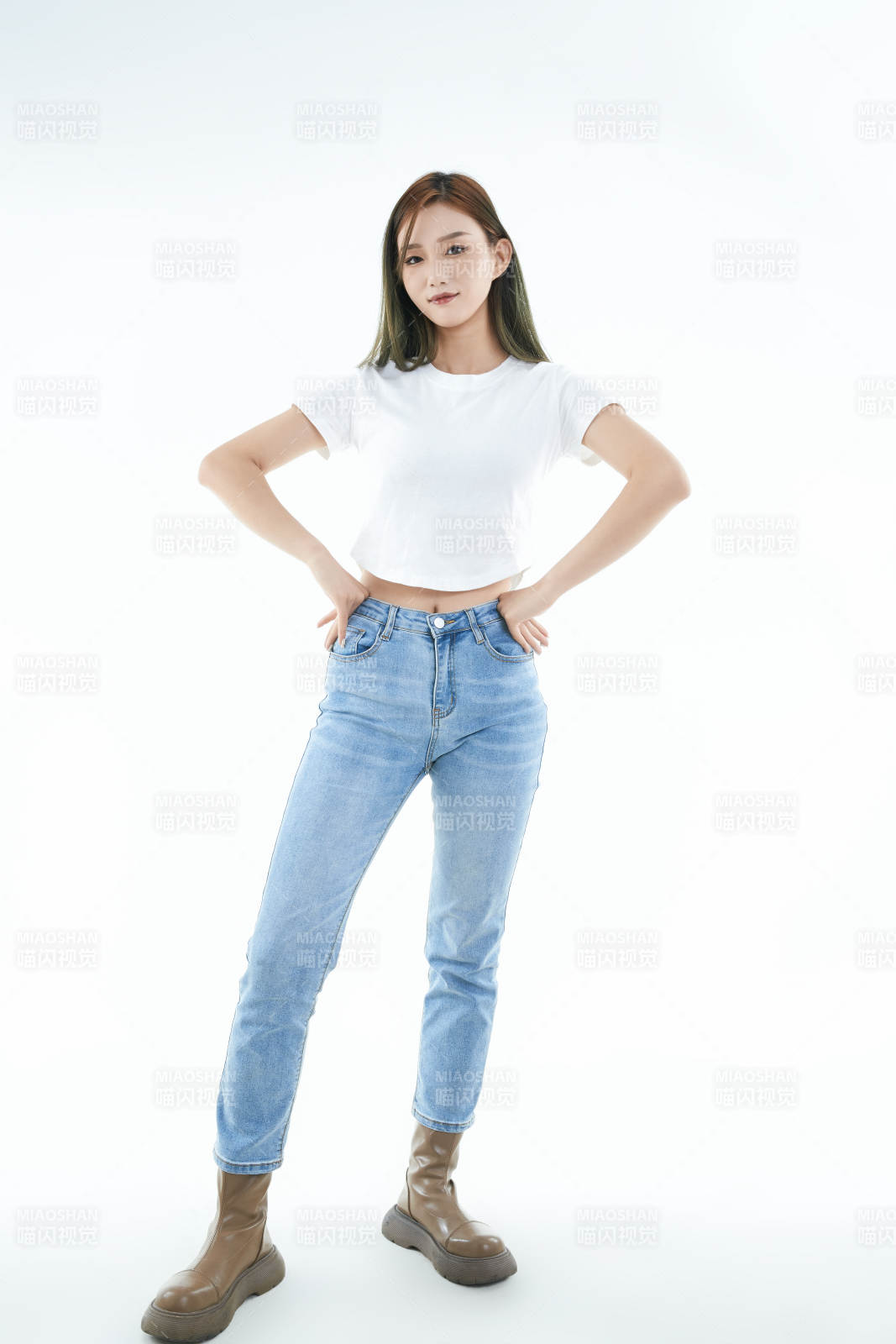 白色背景下的可愛活潑亞洲少女