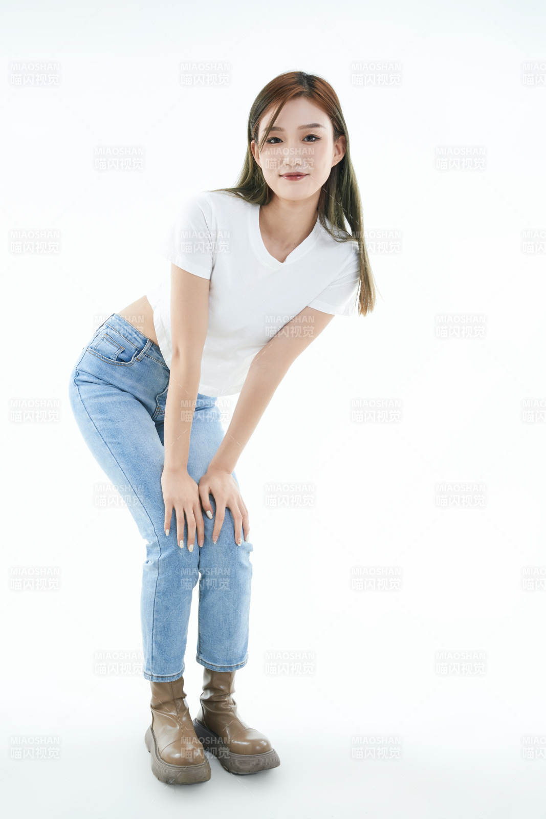 白色背景下的可愛活潑亞洲少女