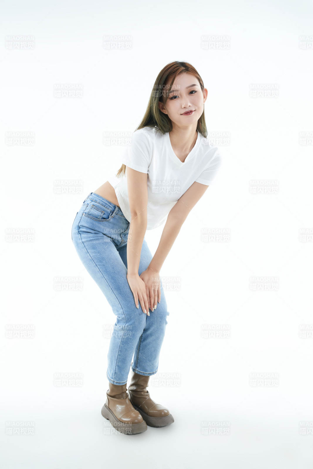 白色背景下的可愛活潑亞洲少女