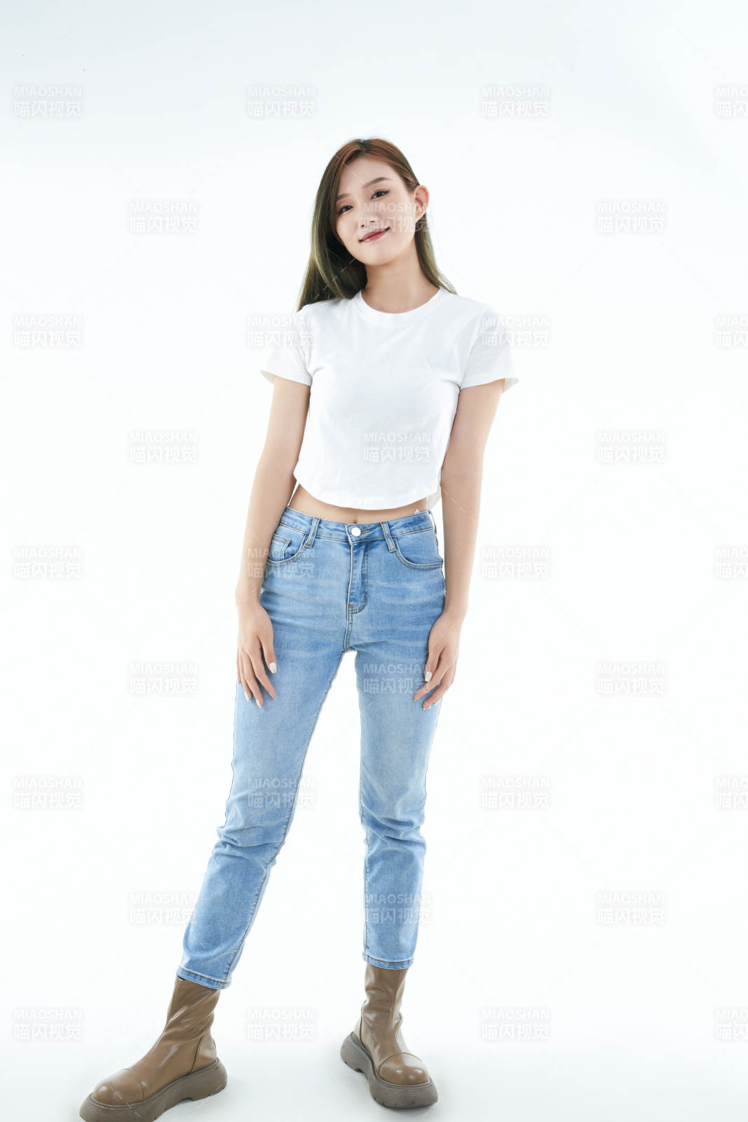 白色背景下的可愛活潑亞洲少女