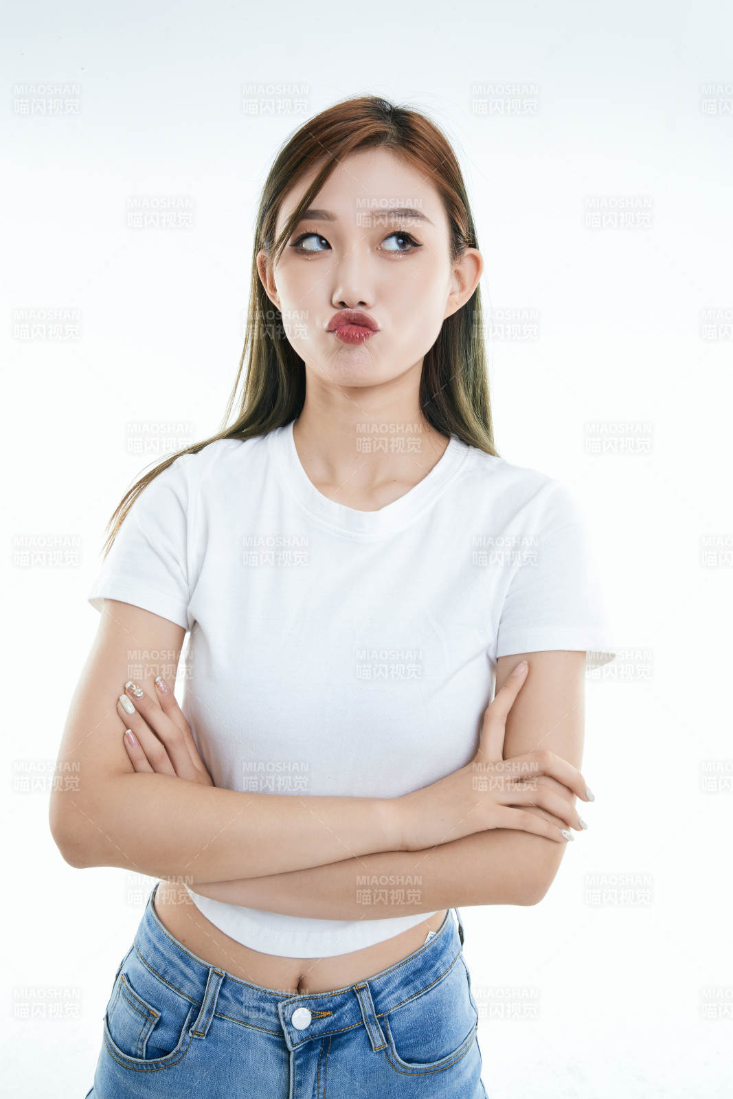 白色背景下的可愛活潑亞洲少女