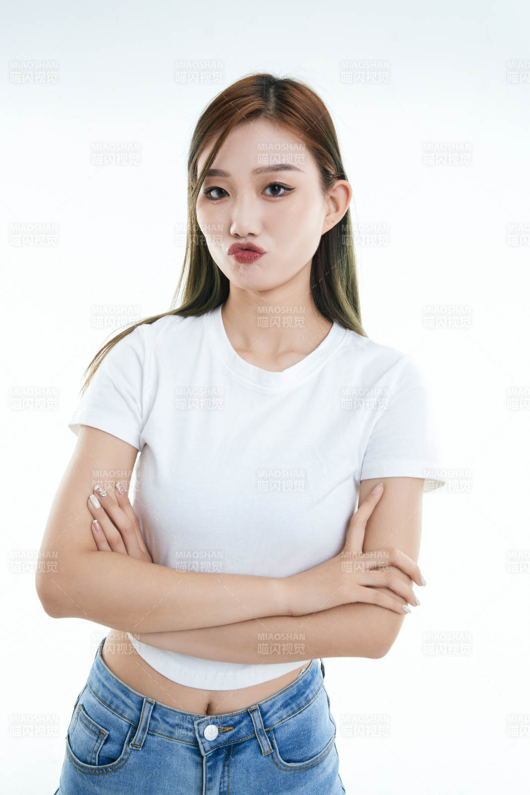 白色背景下的可愛(ài)活潑亞洲少女