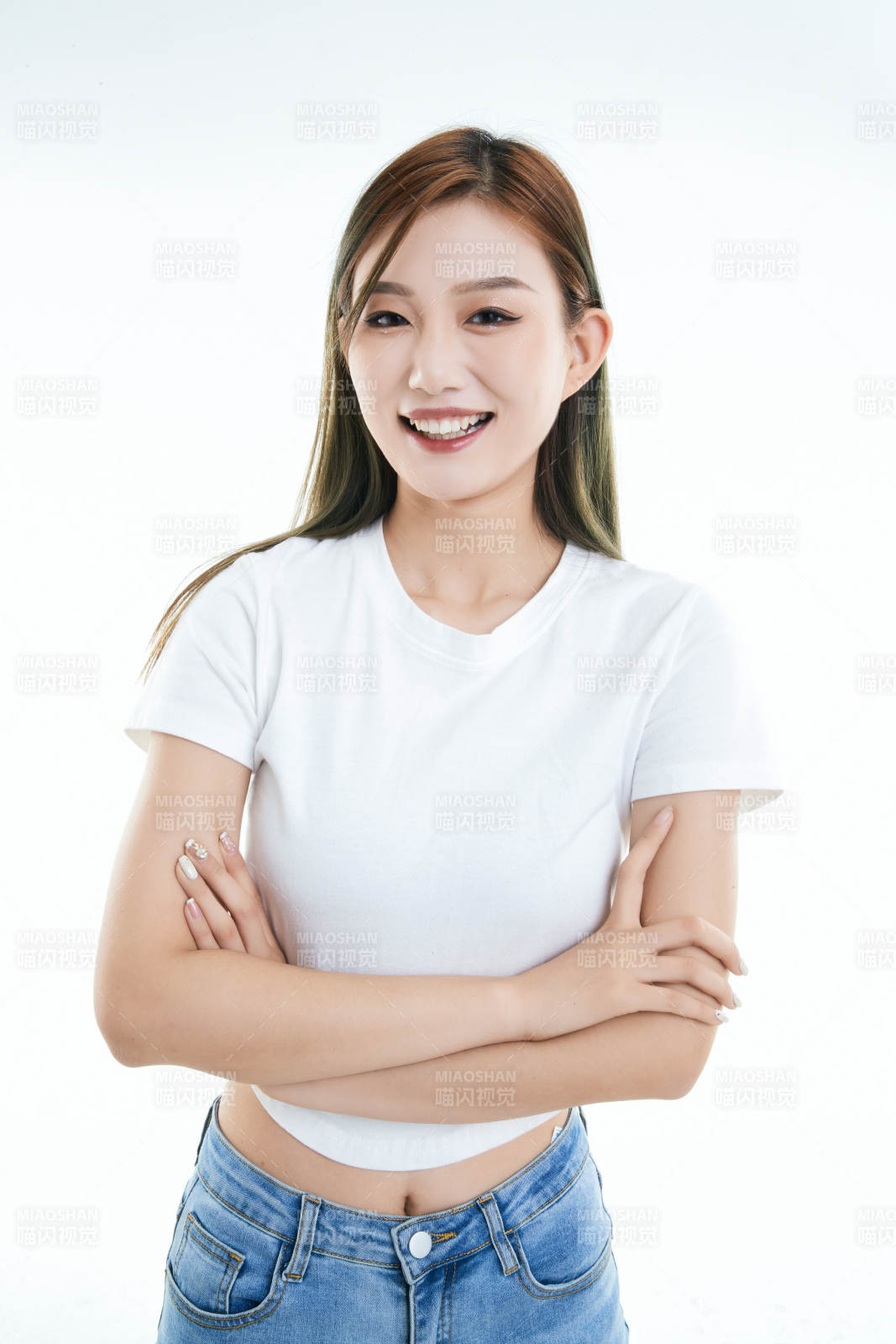 白色背景下的可愛活潑亞洲少女