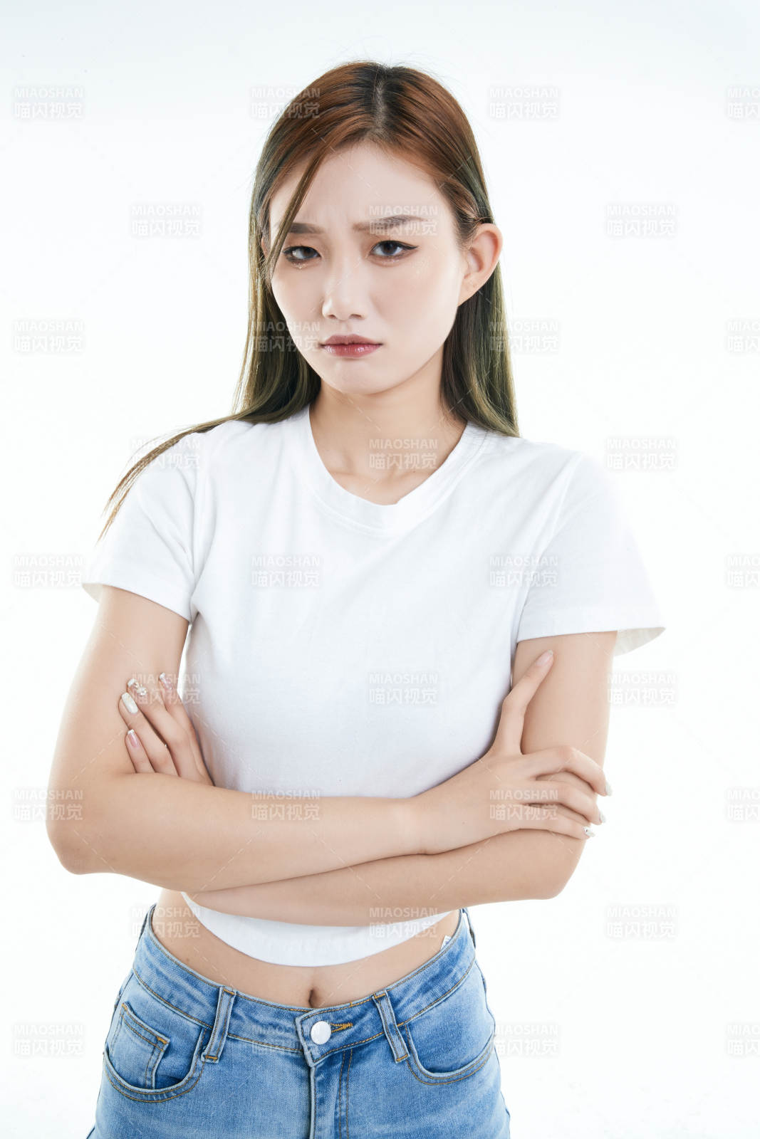 白色背景下的可愛活潑亞洲少女