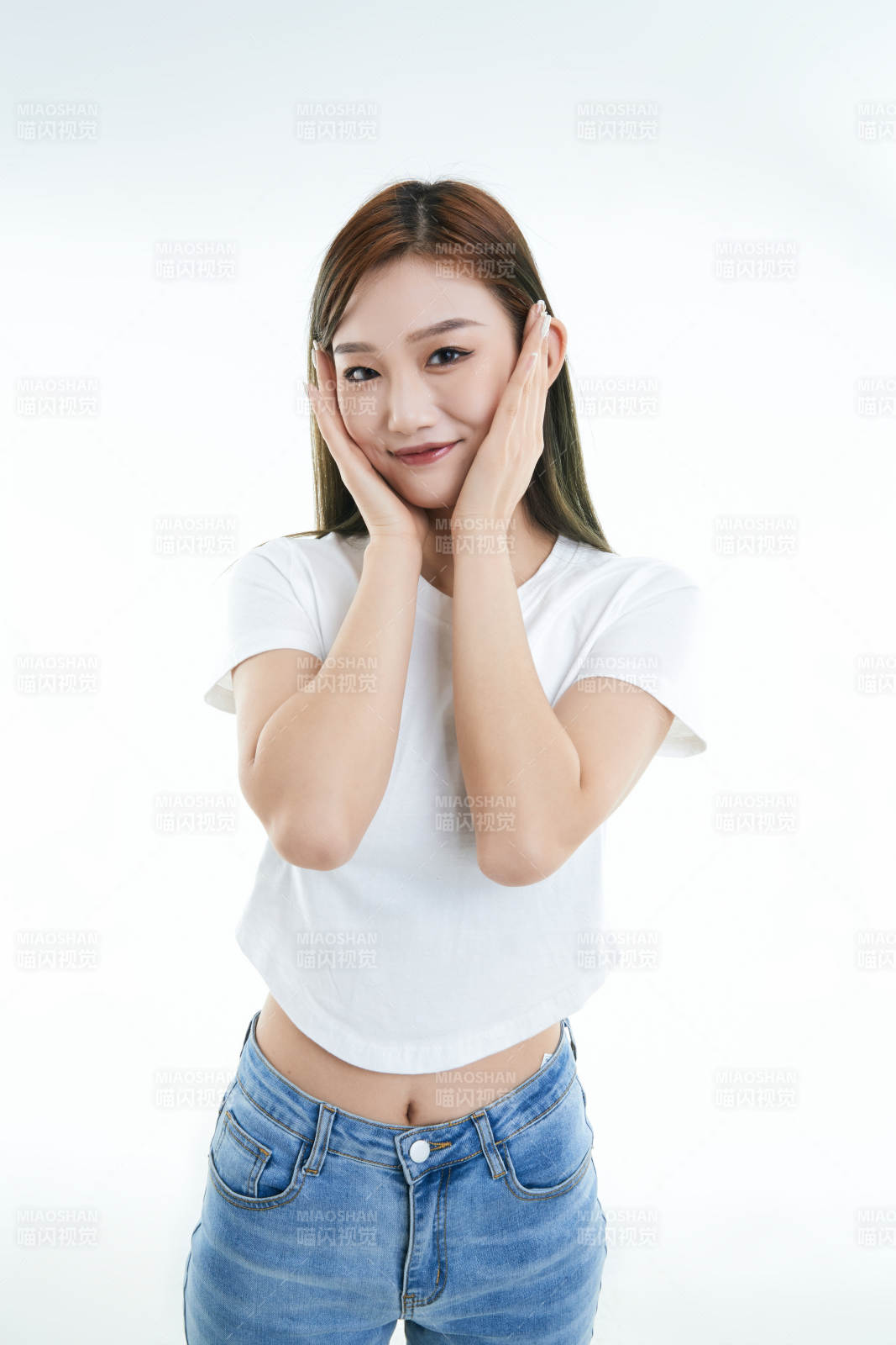 白色背景下的可愛活潑亞洲少女