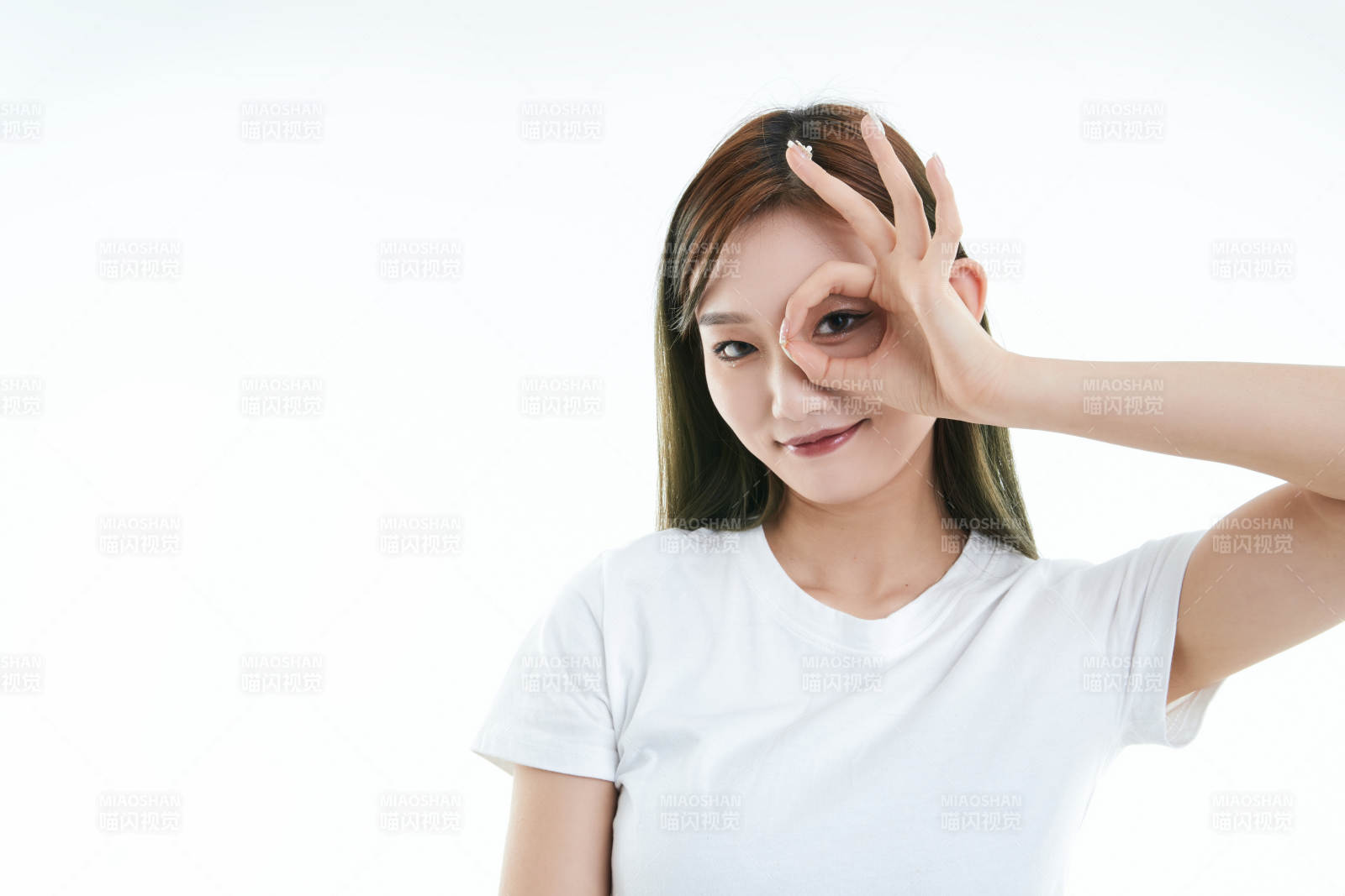 白色背景下的可愛(ài)活潑亞洲少女