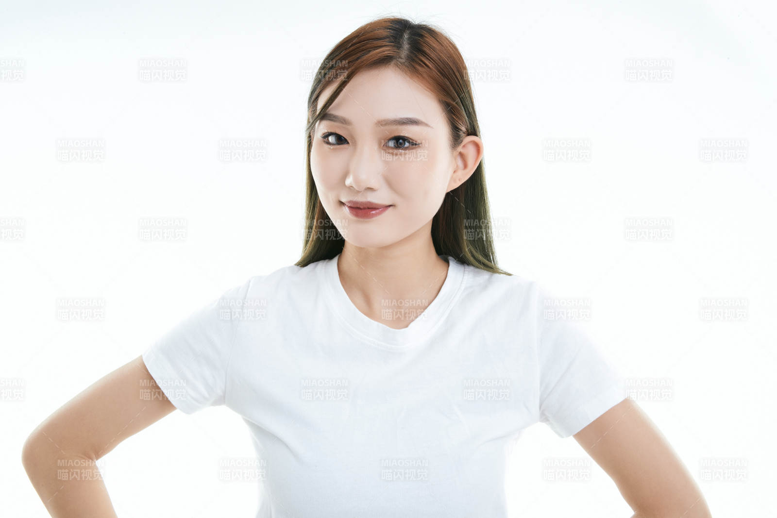 白色背景下的可愛活潑亞洲少女