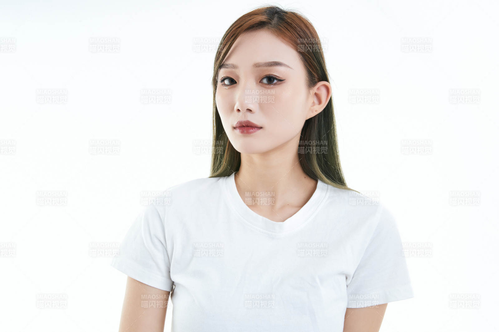 白色背景下的可愛活潑亞洲少女