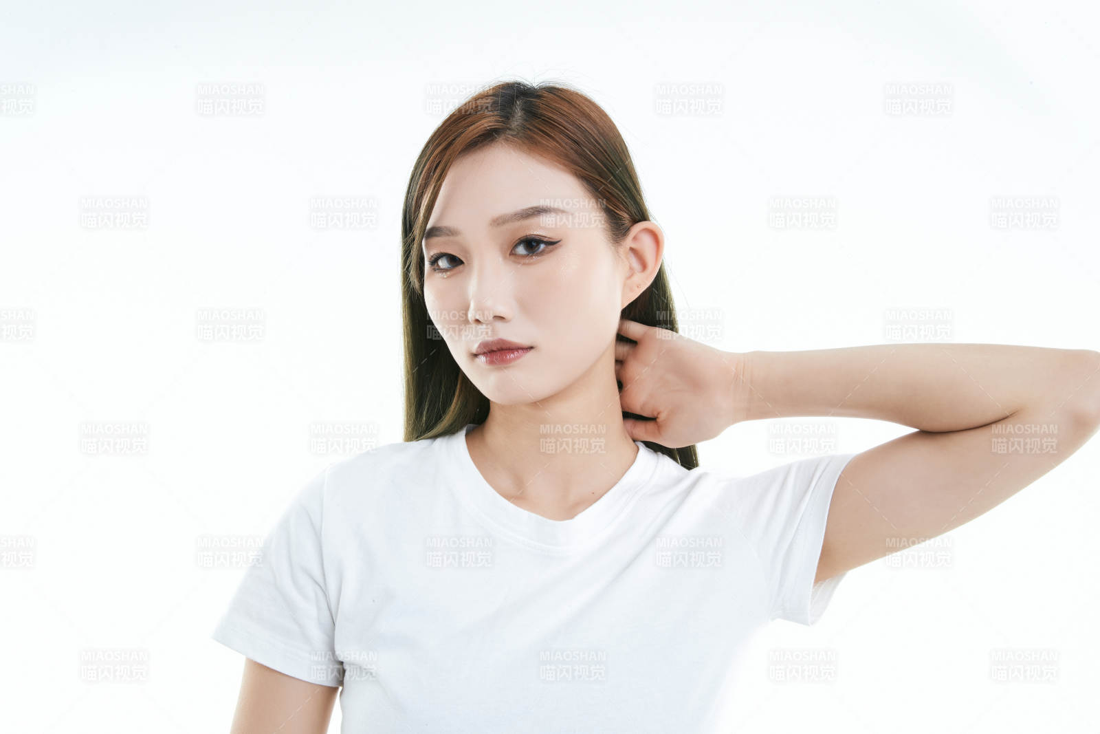 白色背景下的可愛(ài)活潑亞洲少女