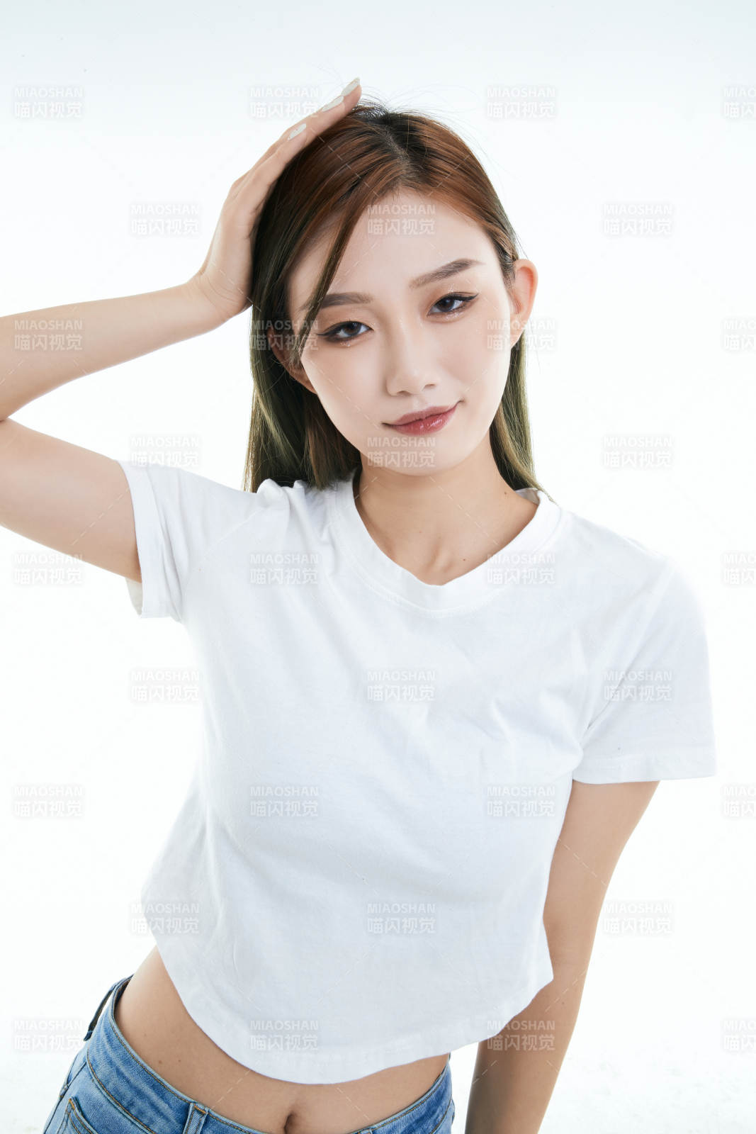 白色背景下的可愛活潑亞洲少女