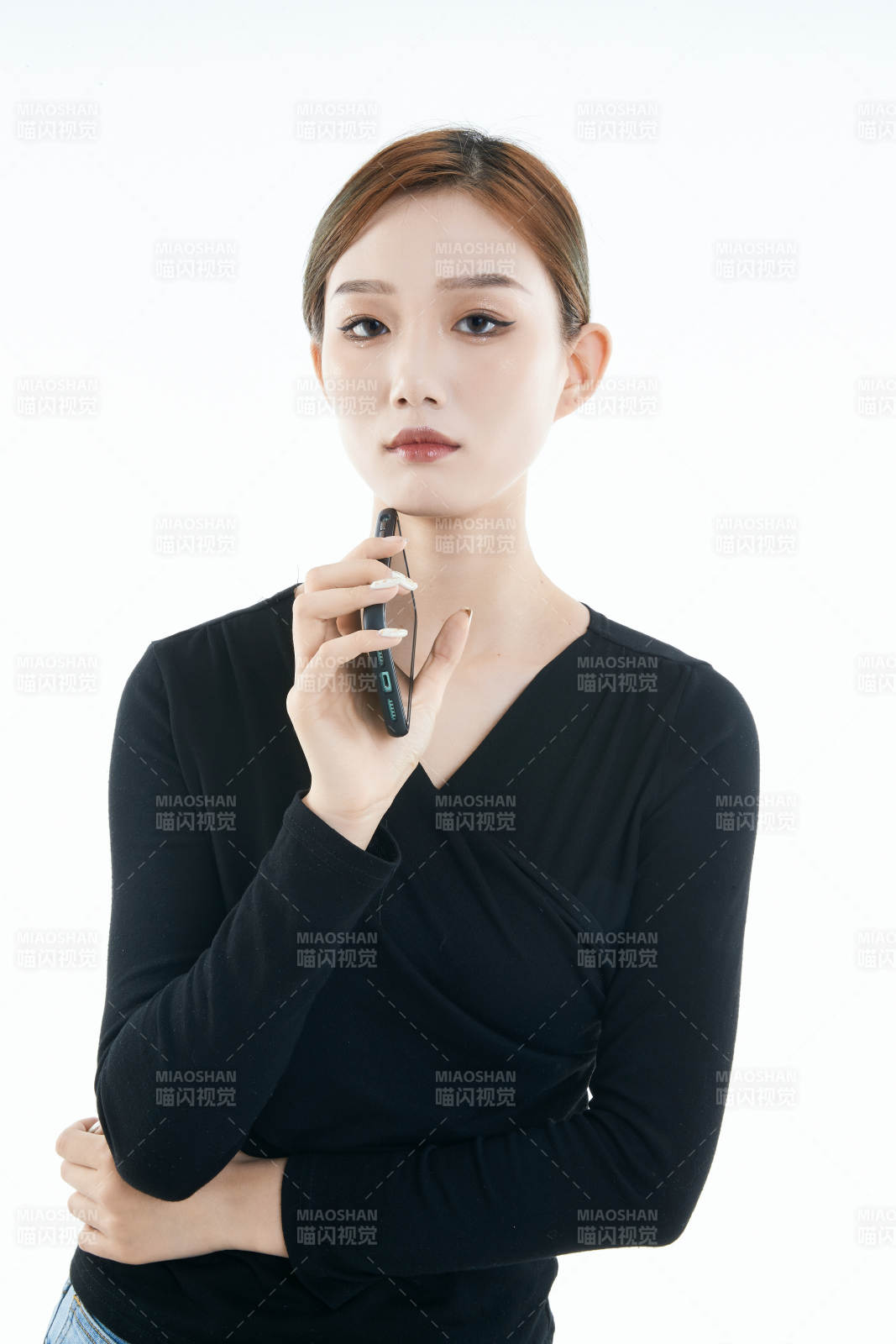 使用手機的亞洲可愛少女