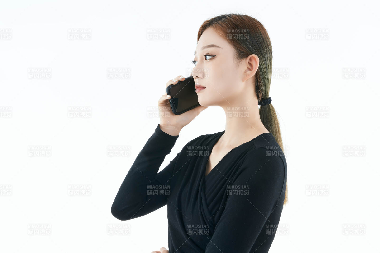 使用手機(jī)的亞洲可愛少女