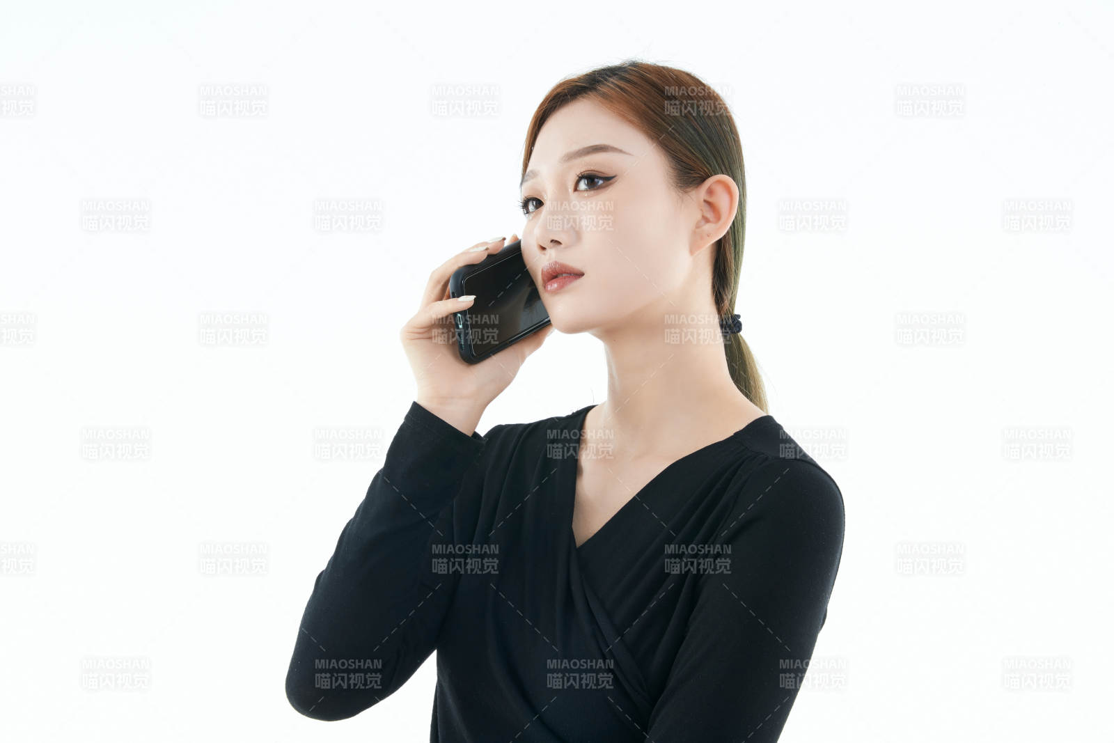 使用手機的亞洲可愛少女