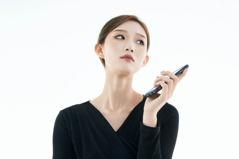 使用手机的亚洲可爱少女