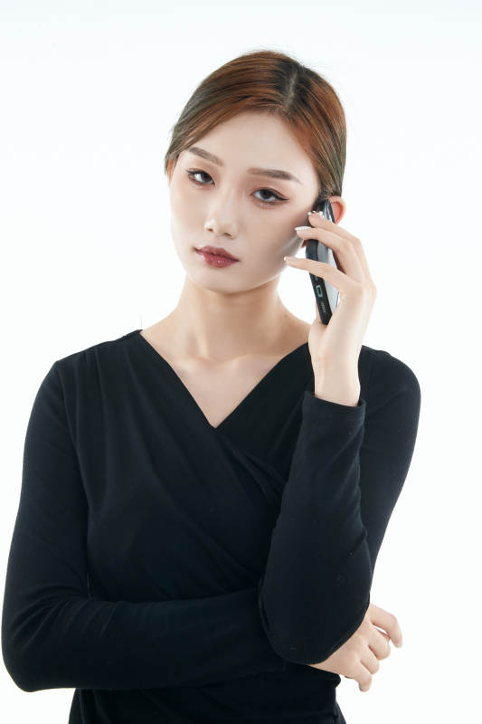 使用手机的亚洲可爱少女