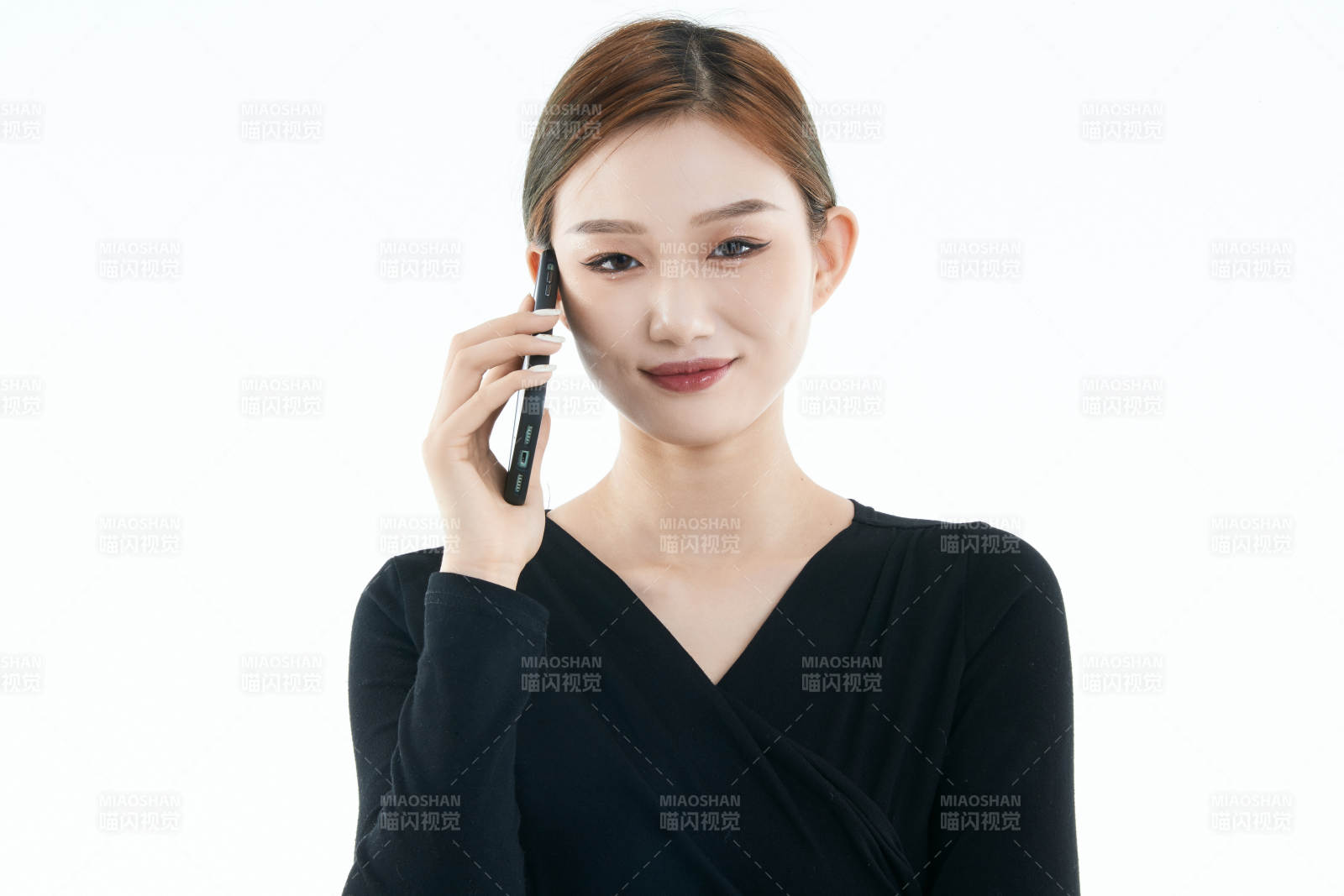 使用手機(jī)的亞洲可愛少女