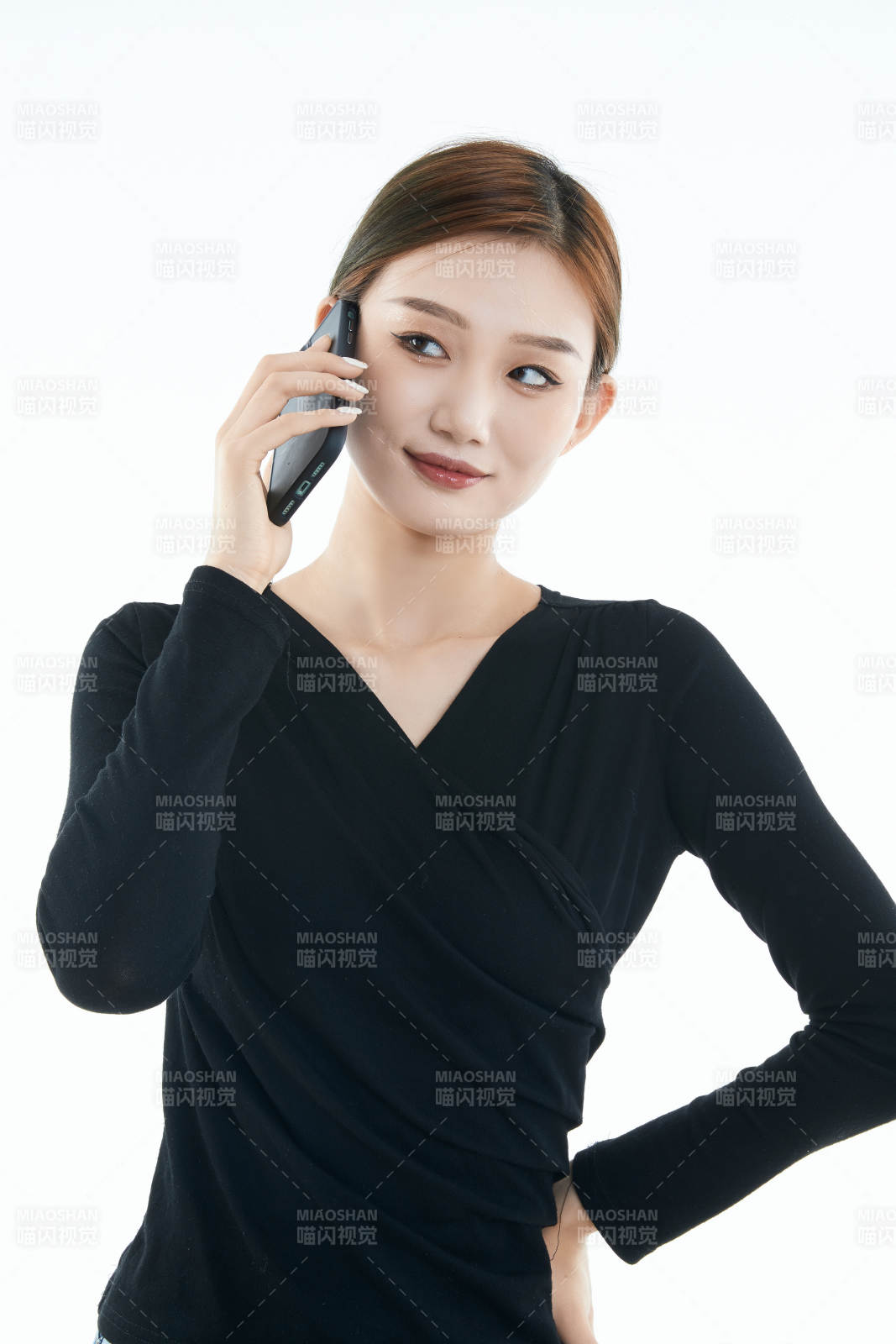 使用手機的亞洲可愛少女