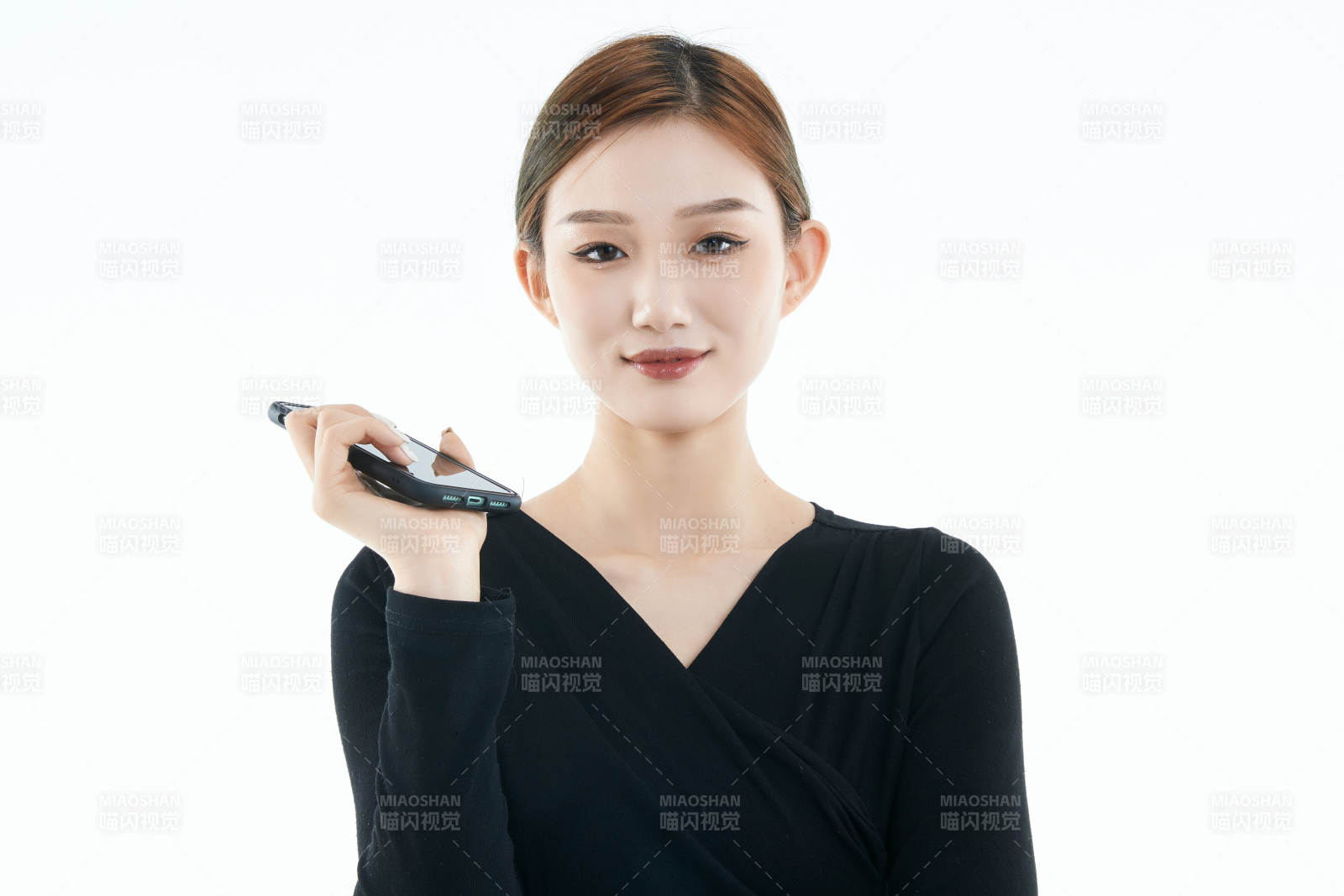 使用手机的亚洲可爱少女