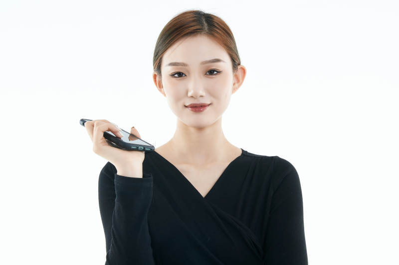 使用手机的亚洲可爱少女