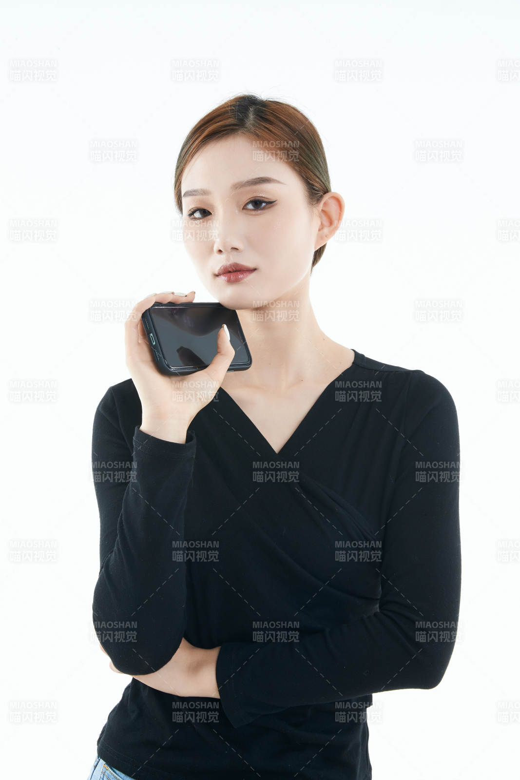 使用手機的亞洲可愛少女