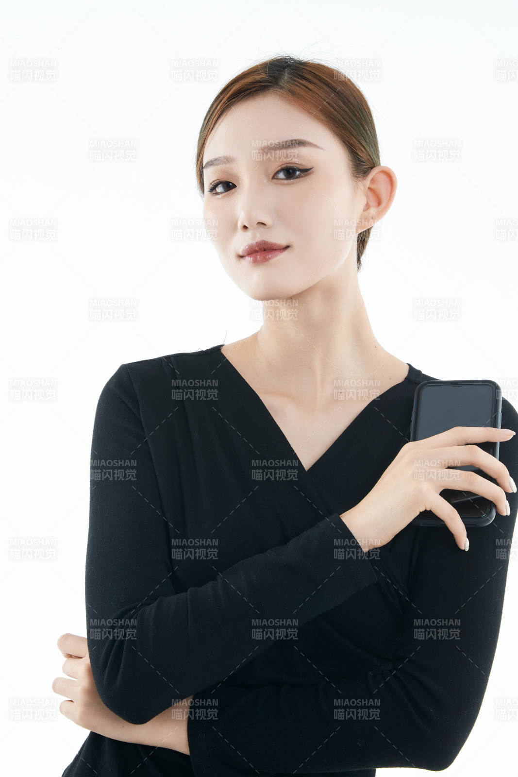 使用手機的亞洲可愛少女