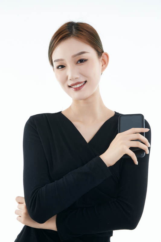 使用手机的亚洲可爱少女