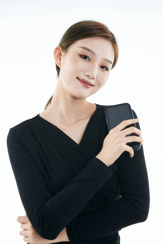 使用手机的亚洲可爱少女