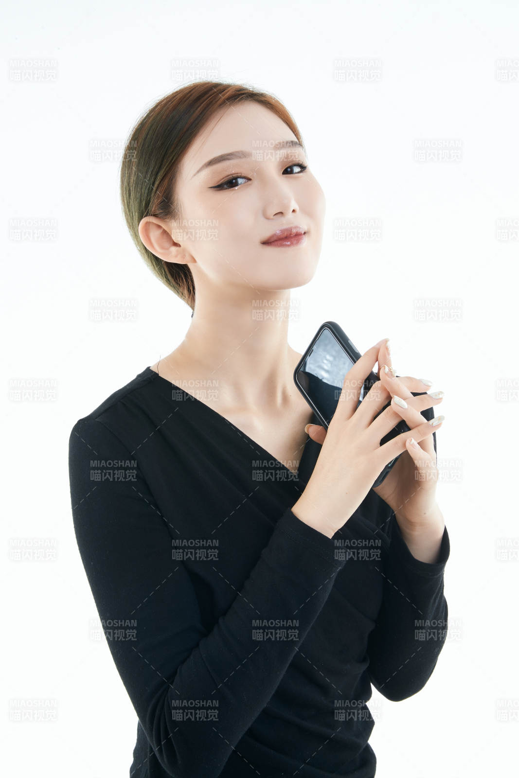 使用手機(jī)的亞洲可愛(ài)少女