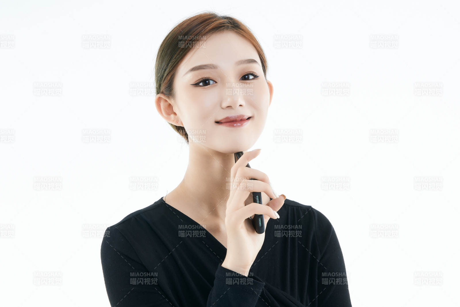 使用手機的亞洲可愛少女