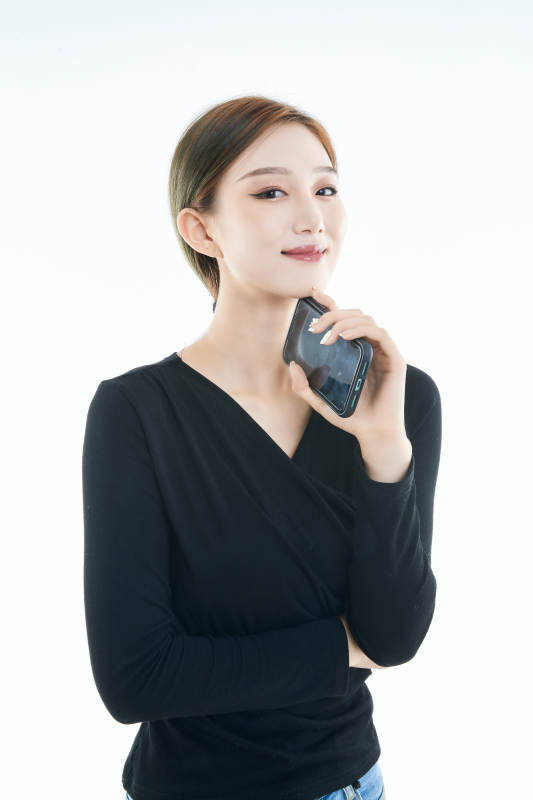 使用手机的亚洲可爱少女