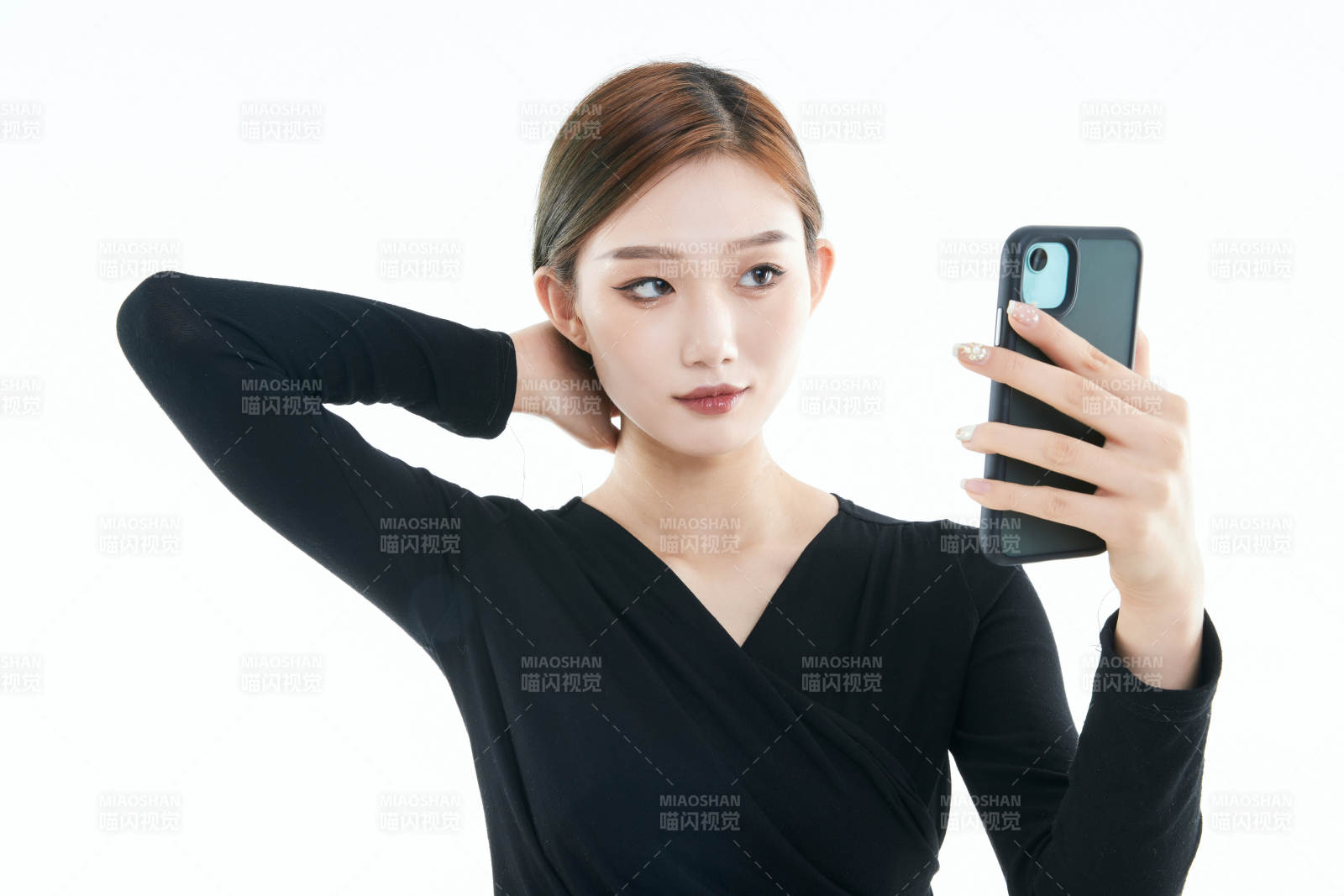 使用手机的亚洲可爱少女