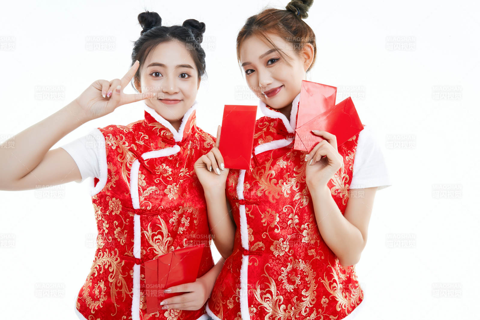 白色背景下身穿喜庆服饰的中国可爱少女