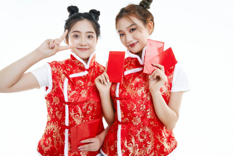 白色背景下身穿喜庆服饰的中国可爱少女