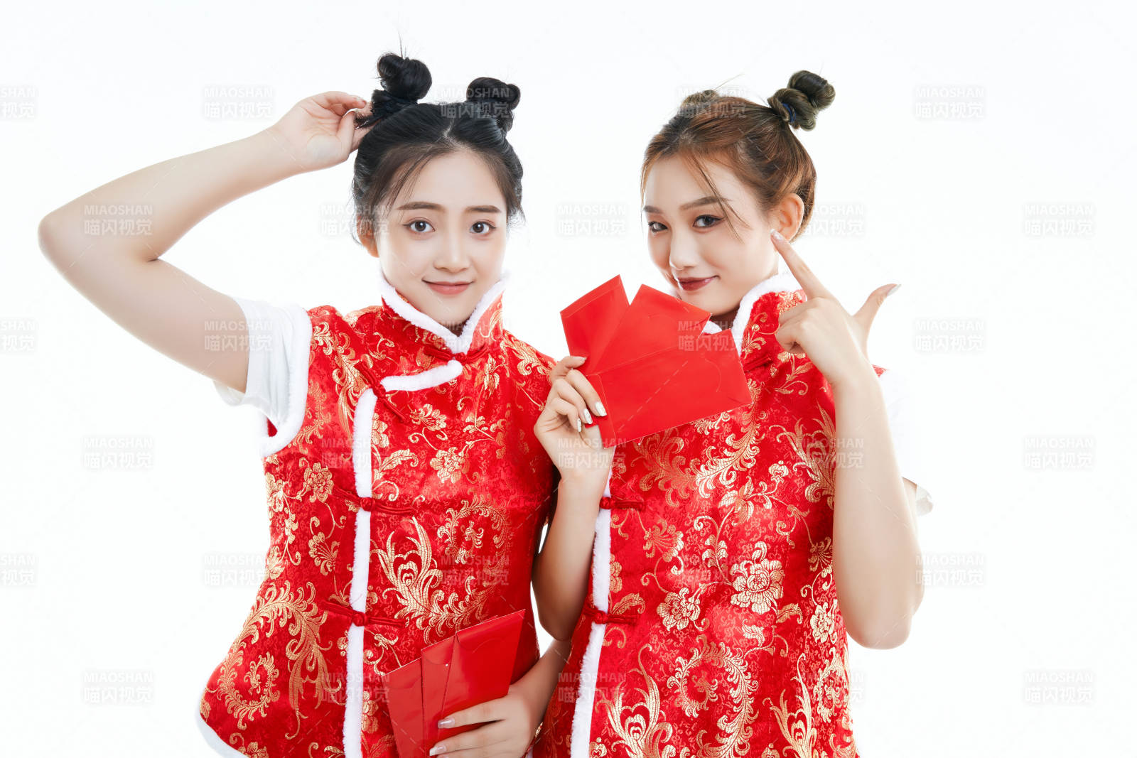 白色背景下身穿喜慶服飾的中國可愛少女