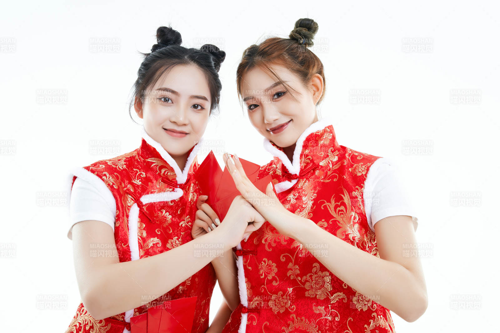 白色背景下身穿喜庆服饰的中国可爱少女