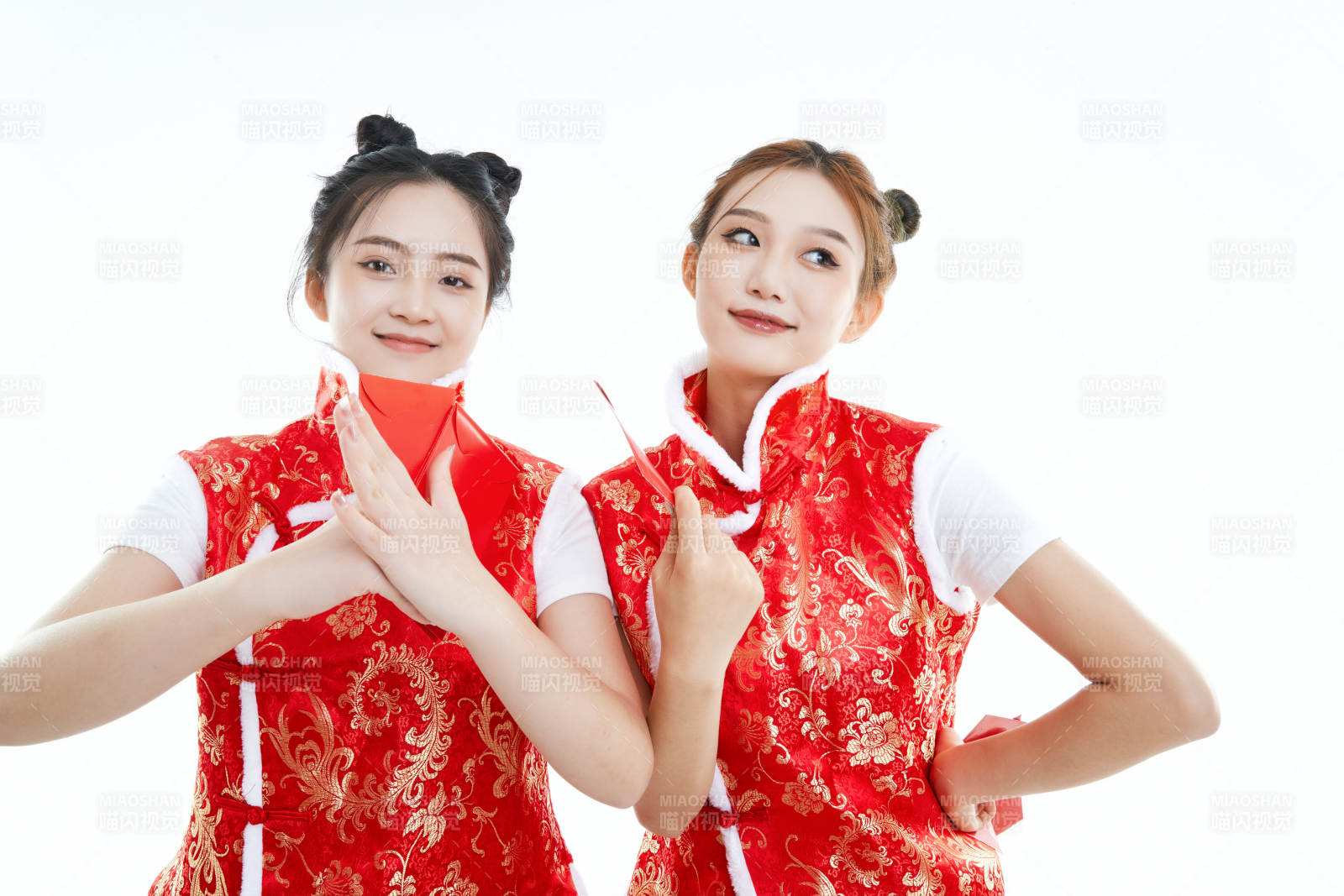 白色背景下身穿喜慶服飾的中國可愛少女