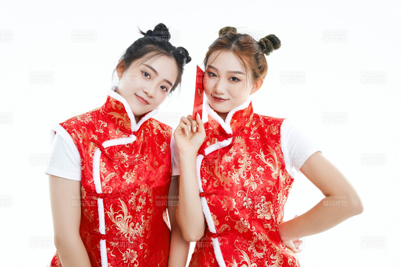 白色背景下身穿喜庆服饰的中国可爱少女