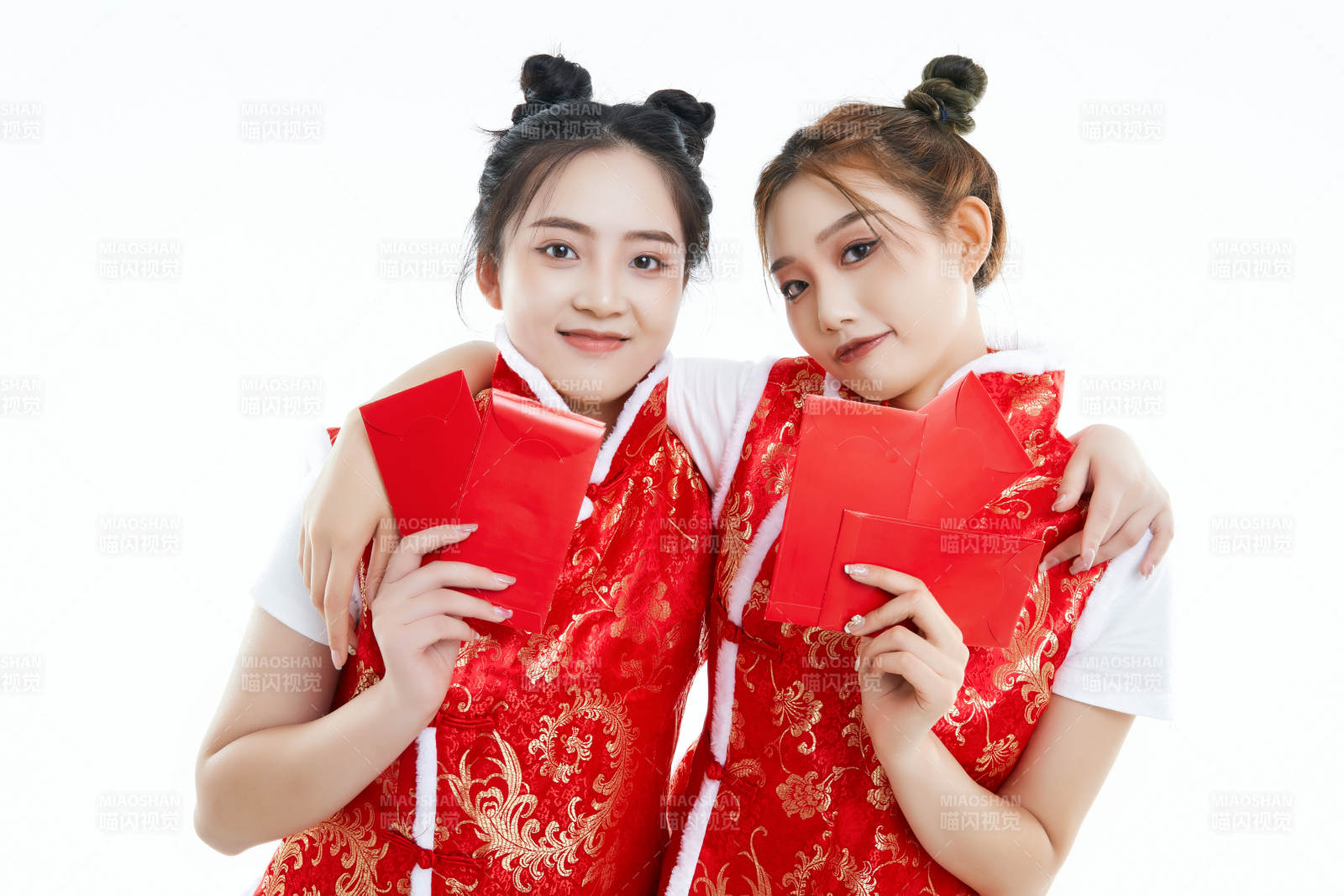 白色背景下身穿喜慶服飾的中國可愛少女