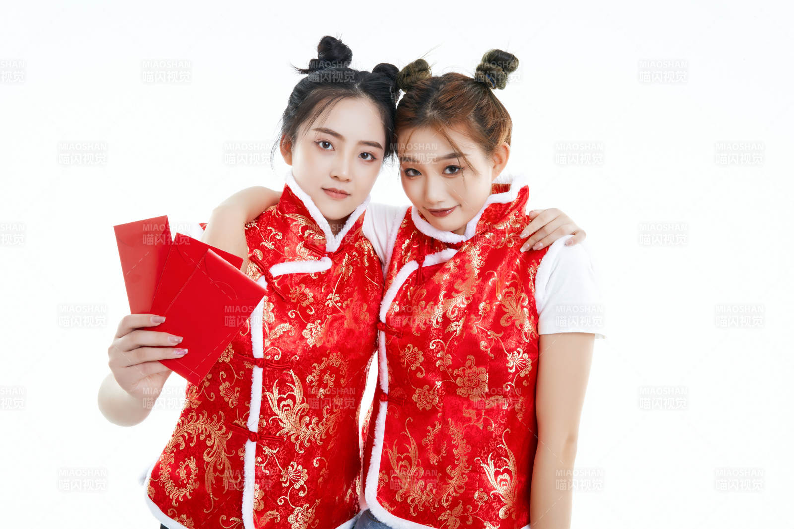 白色背景下身穿喜慶服飾的中國可愛少女