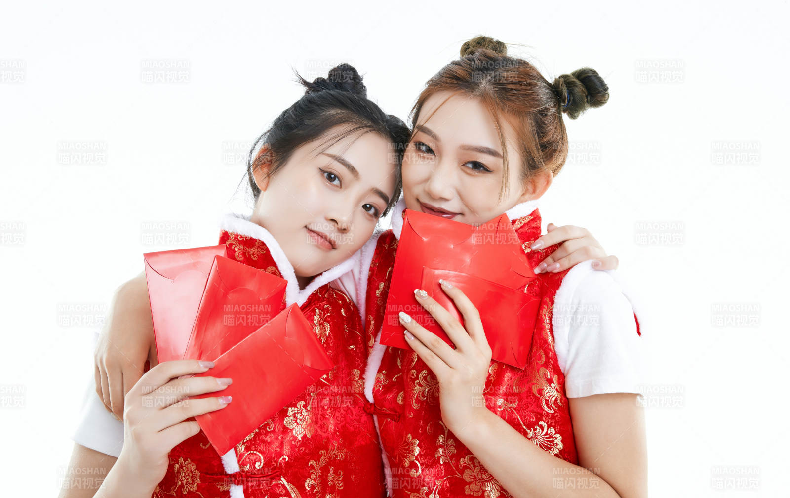 白色背景下身穿喜慶服飾的中國可愛少女