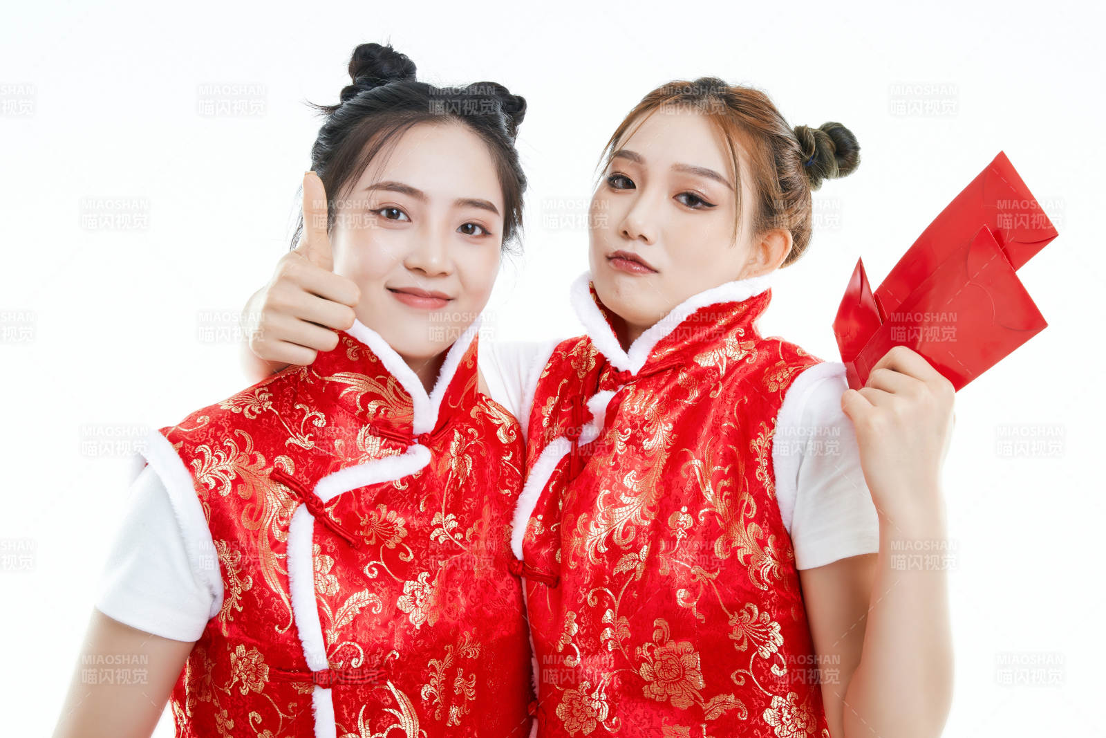 白色背景下身穿喜慶服飾的中國可愛少女