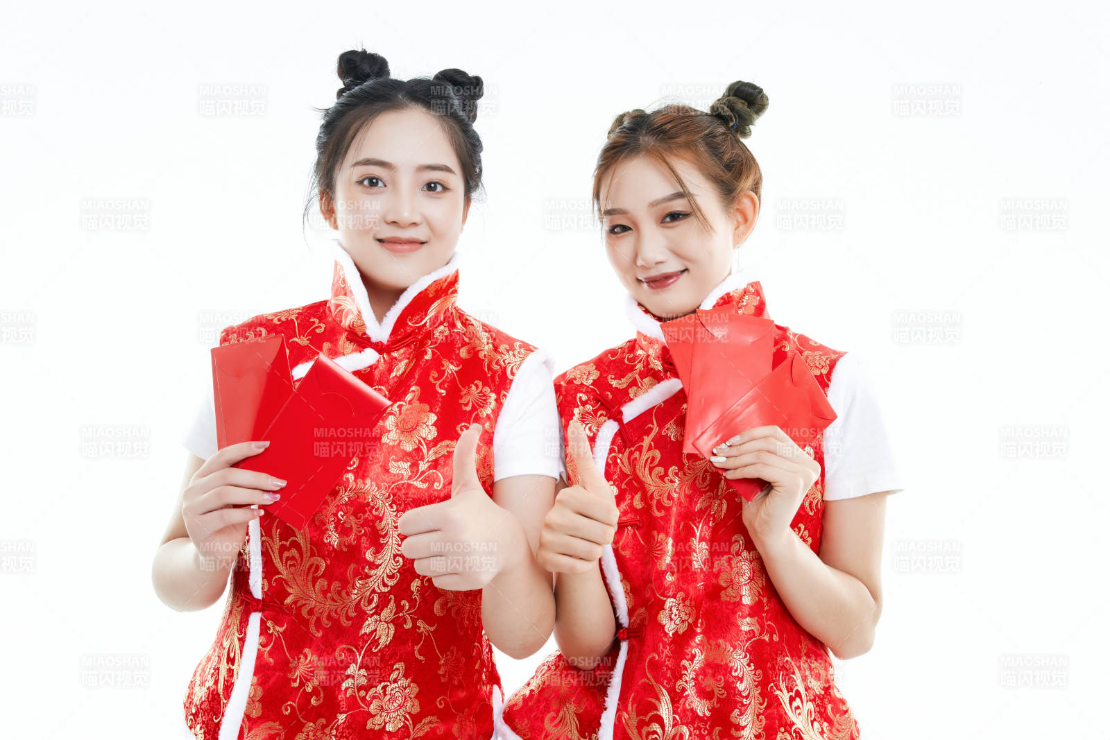 白色背景下身穿喜慶服飾的中國可愛少女