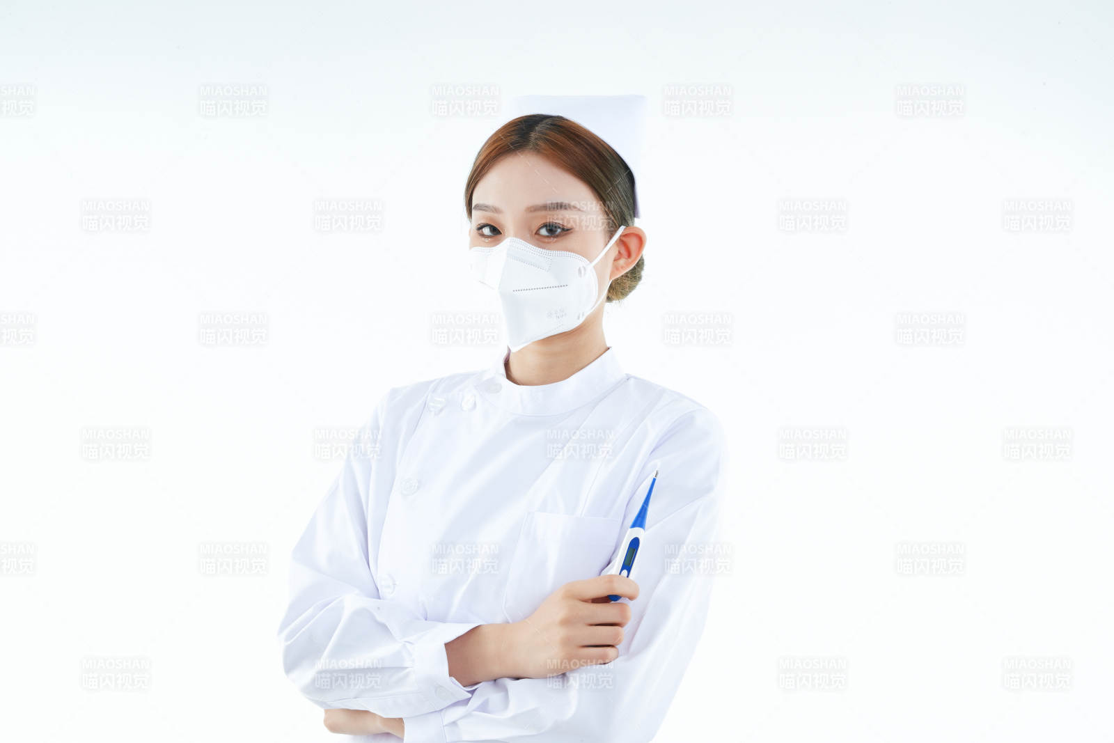 手持溫度計的白衣女性醫(yī)護人員