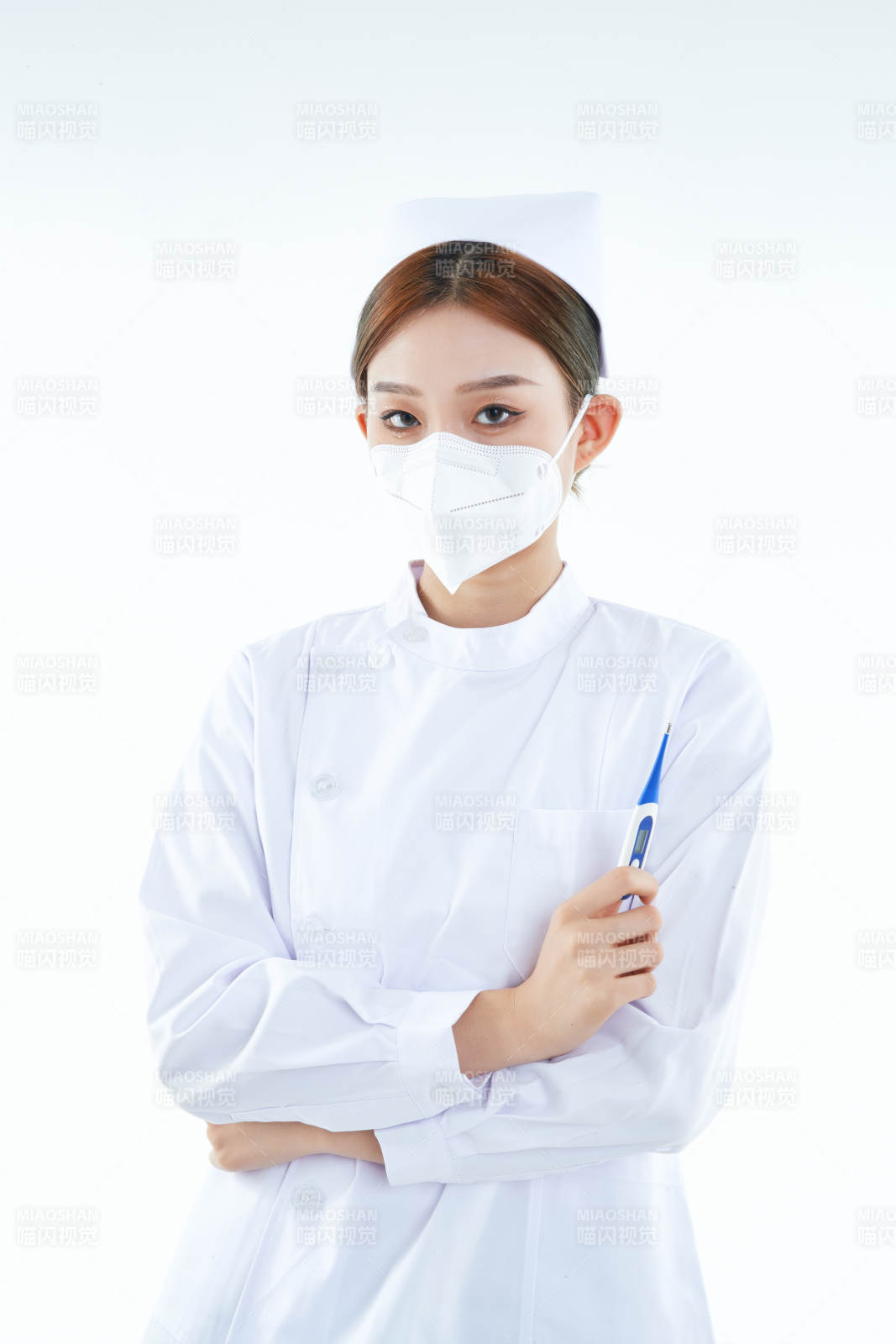 手持溫度計(jì)的白衣女性醫(yī)護(hù)人員