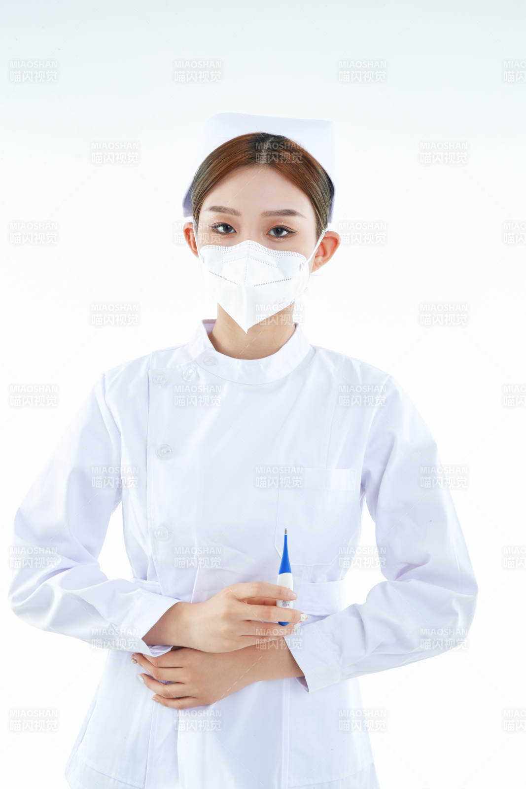 手持溫度計的白衣女性醫護人員