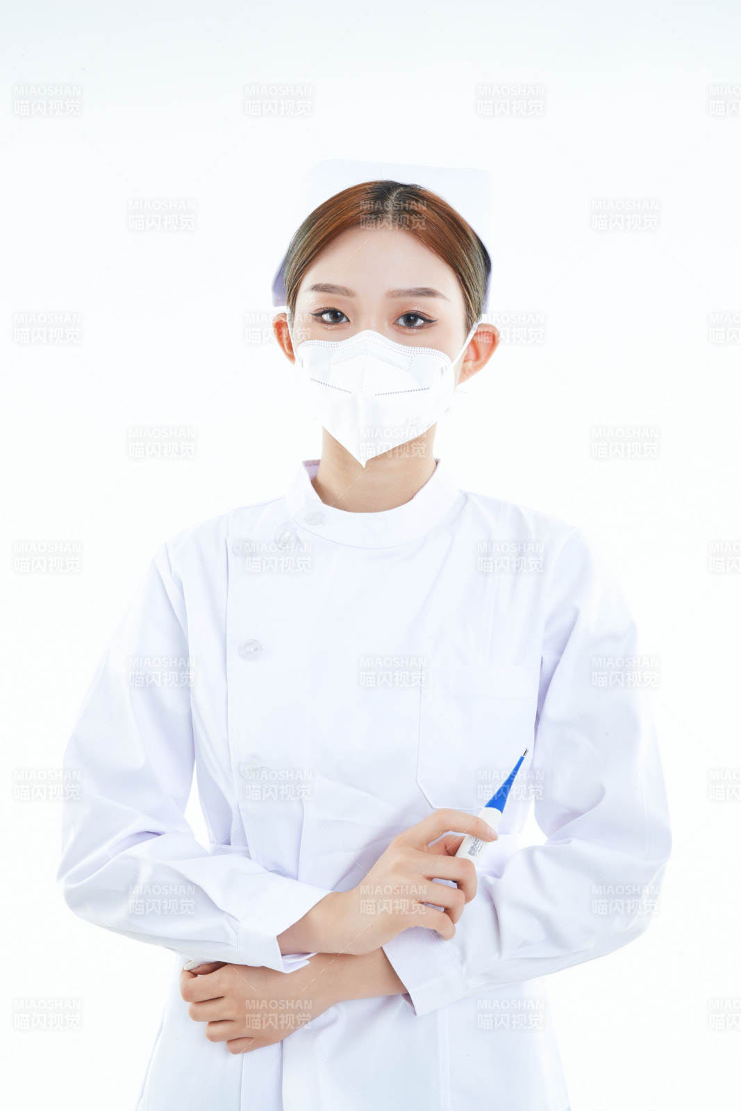 手持溫度計的白衣女性醫(yī)護人員