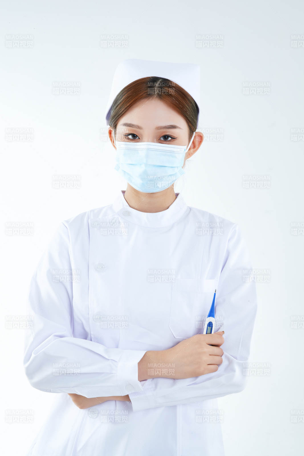 手持溫度計的白衣女性醫護人員