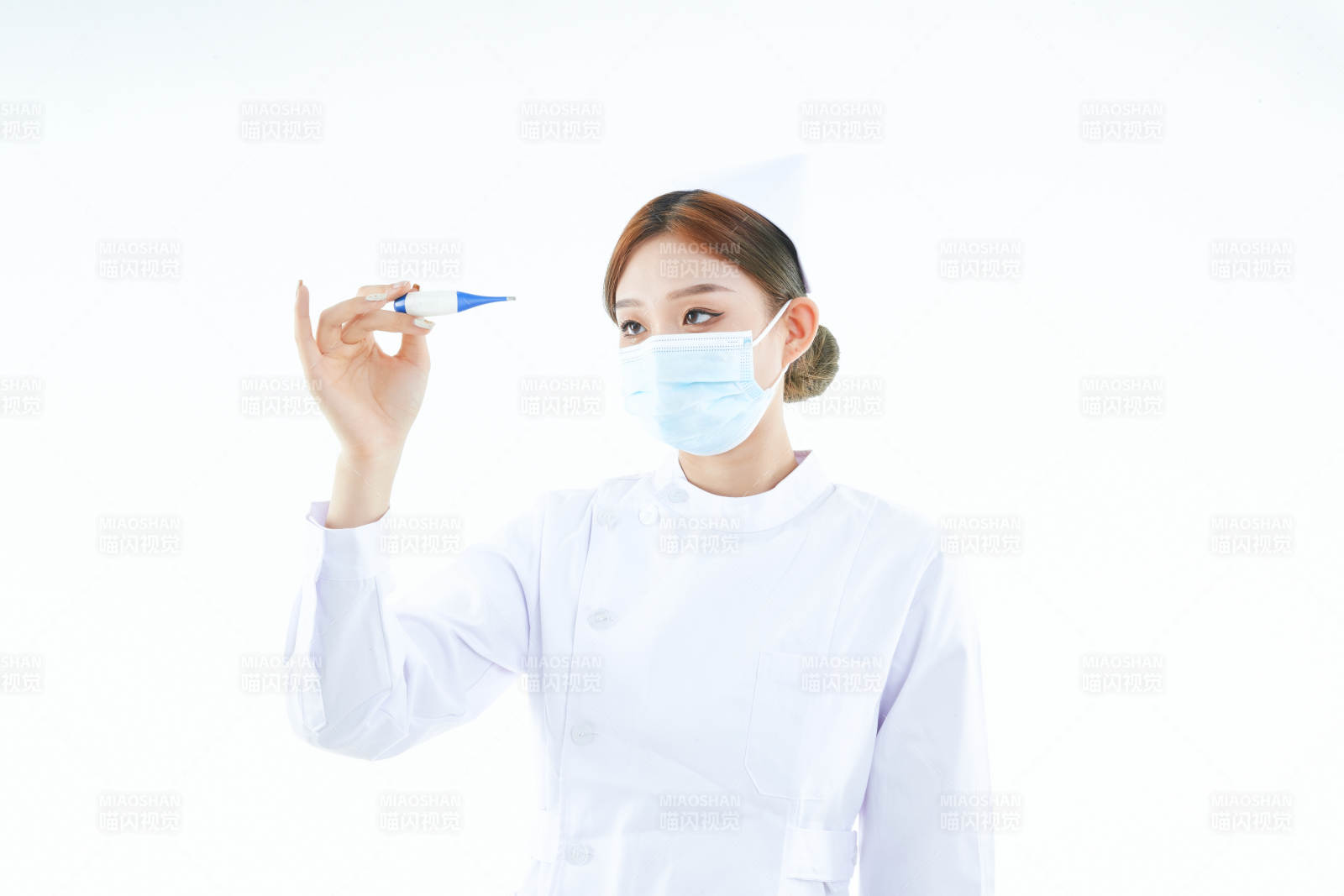 手持溫度計(jì)的白衣女性醫(yī)護(hù)人員