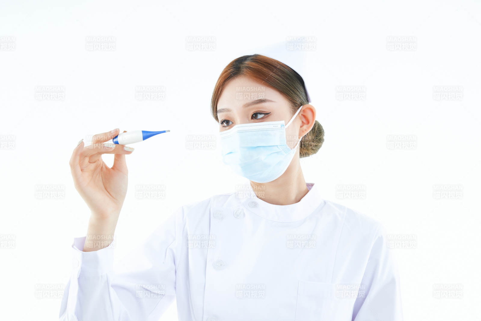 手持溫度計的白衣女性醫(yī)護人員